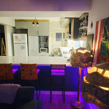 Elegant & Cozy Retreat Home, Center Gem By The Seaside, Steps From The Tram İzmir