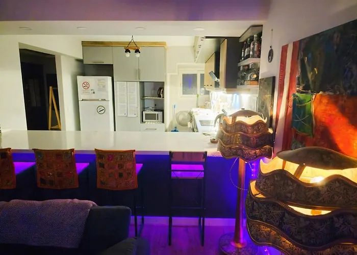 Elegant & Cozy Retreat Home, Center Gem By The Seaside, Steps From The Tram İzmir