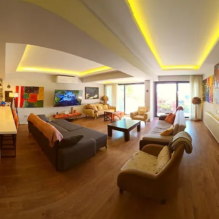 Apartment Elegant & Cozy Retreat Home, Center Gem By The Seaside, Steps From The Tram Izmir