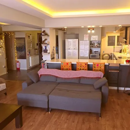Apartment Elegant & Cozy Retreat Home, Center Gem By The Seaside, Steps From The Tram Izmir