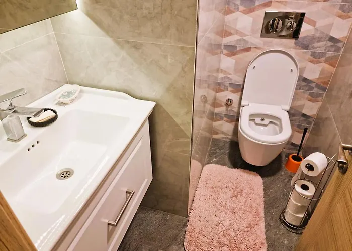 Elegant & Cozy Retreat Home, Center Gem By The Seaside, Steps From The Tram Daire İzmir