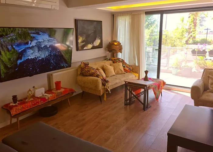 Elegant & Cozy Retreat Home, Center Gem By The Seaside, Steps From The Tram Daire İzmir